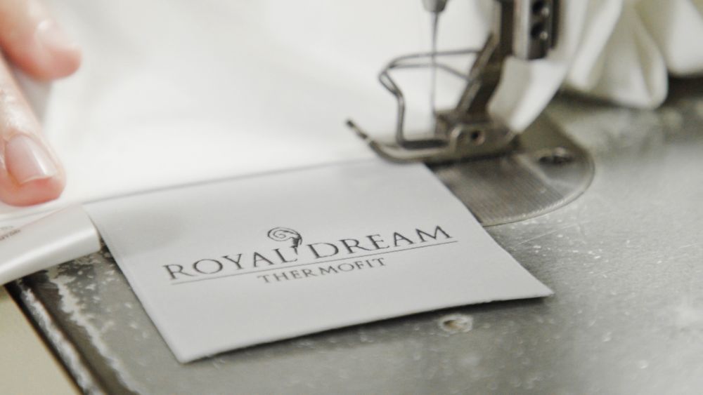 Nähmaschine mit Stoffetikett "Royal Dream Thermofit".