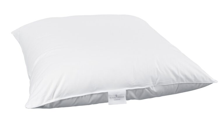 Ein weißes Kissen mit einem Etikett mit der Aufschrift "Royal Dream Thermofill" an der Kante.