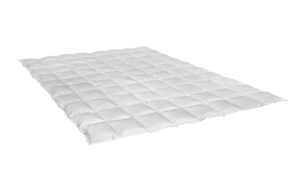 Eine weiße Daunendecke mit quadratischem Steppmuster liegt flach auf einer ebenen Fläche.