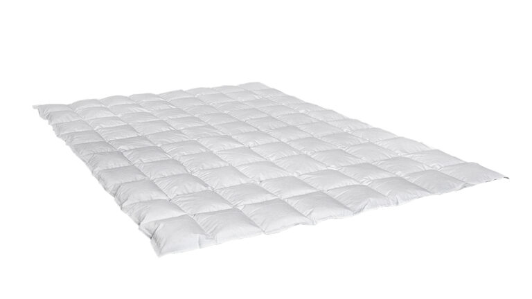 Eine weiße Daunendecke mit quadratischem Steppmuster liegt flach auf einer ebenen Fläche.