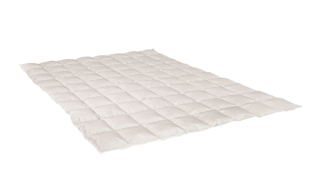 Weiße Daunendecke mit quadratischem Steppmuster auf weißem Hintergrund.