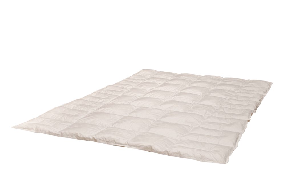 Weiße Daunendecke auf weißem Hintergrund.