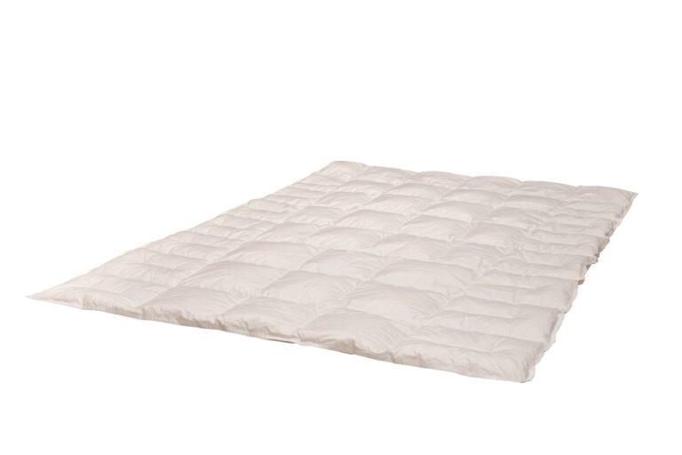 Weiße Daunendecke auf weißem Hintergrund.