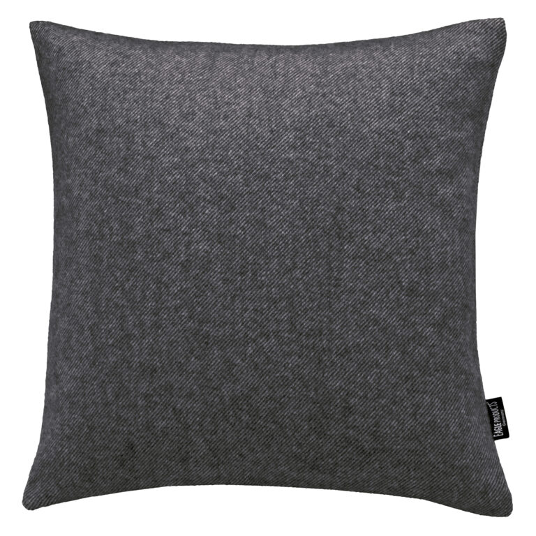 Ein quadratisches, dunkelgraues Kissen mit einer dezenten Textur und einem kleinen Etikett an der rechten Seite.