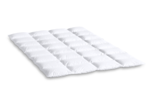 Weiße, gesteppte Matratzenauflage auf schwarzem Hintergrund.