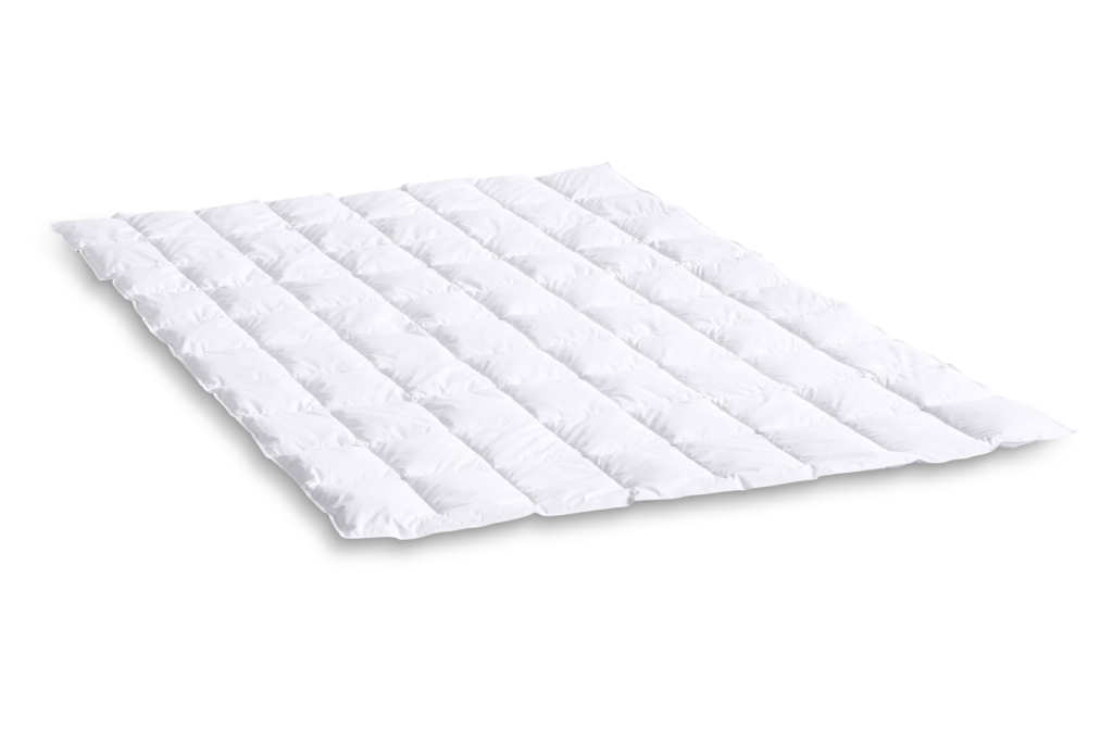 Eine weiße Steppdecke mit parallelen Nähten vor einem schwarzen Hintergrund.