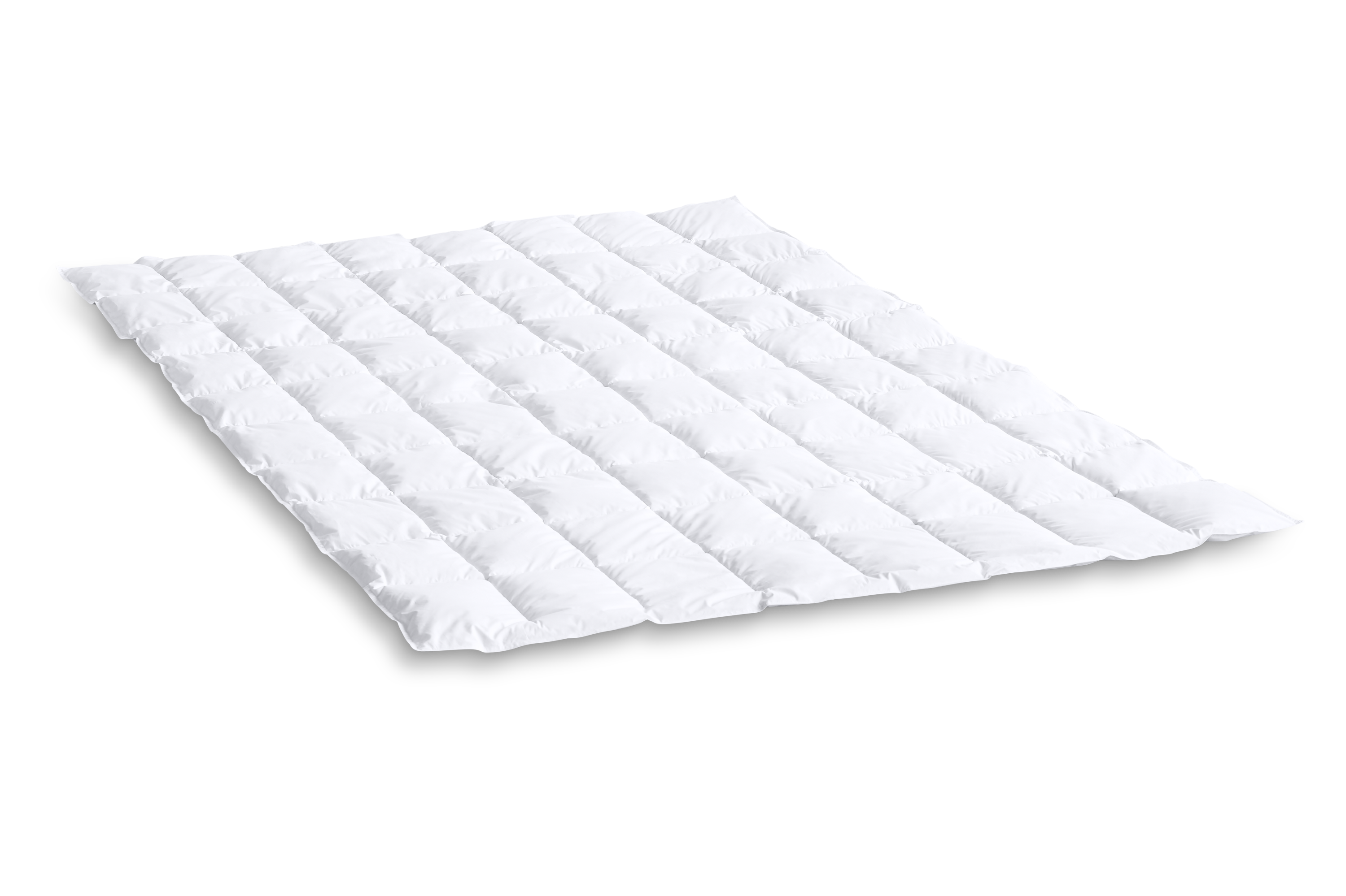 Eine weiße Steppdecke mit parallelen Nähten vor einem schwarzen Hintergrund.