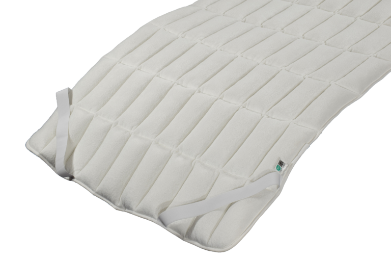 Ein rechteckiger, weißer Matratzenschoner mit gestepptem Muster und elastischen Bändern an den Ecken auf einem neutralen Hintergrund.