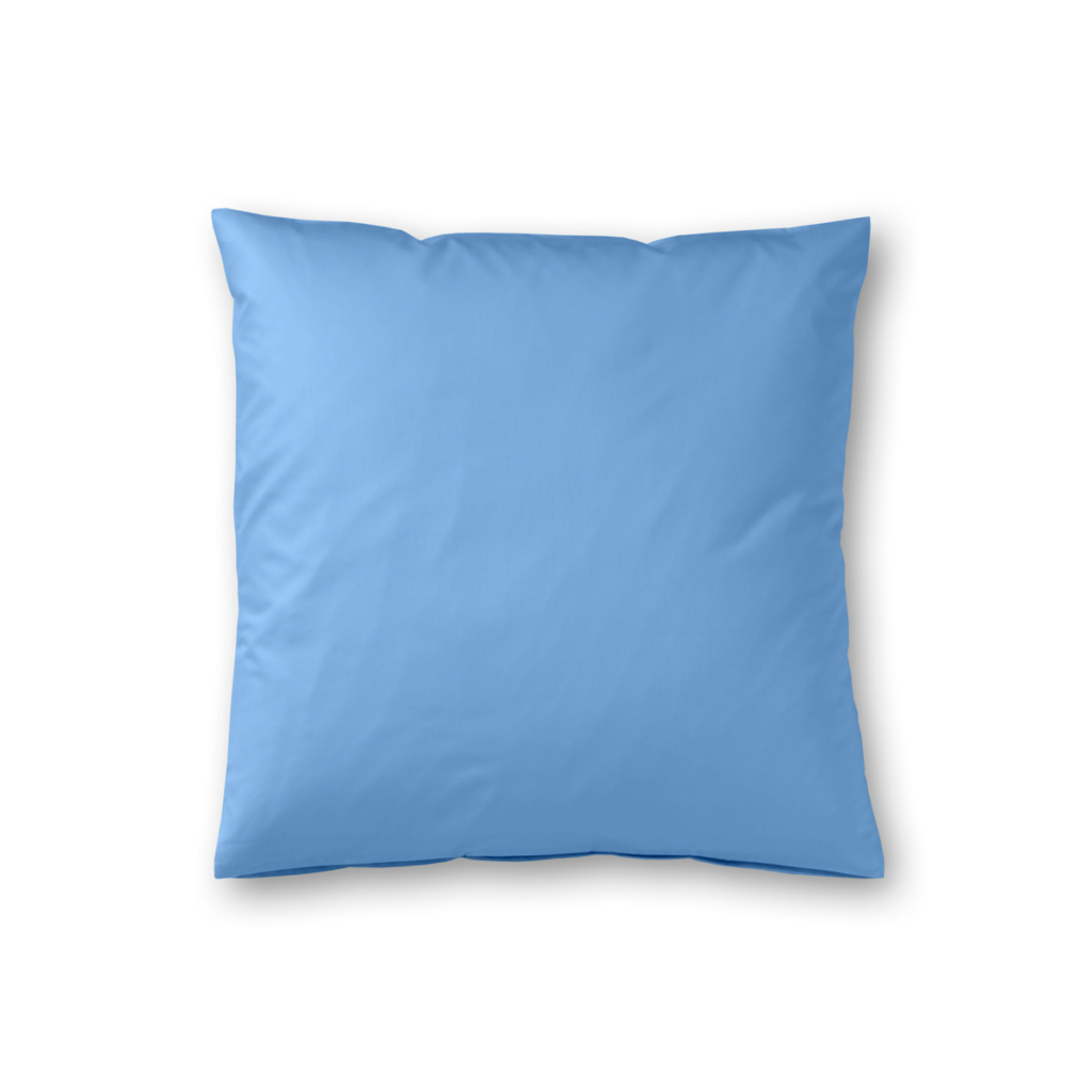 Quadratisches, himmelblaues Kissen vor weißem Hintergrund.