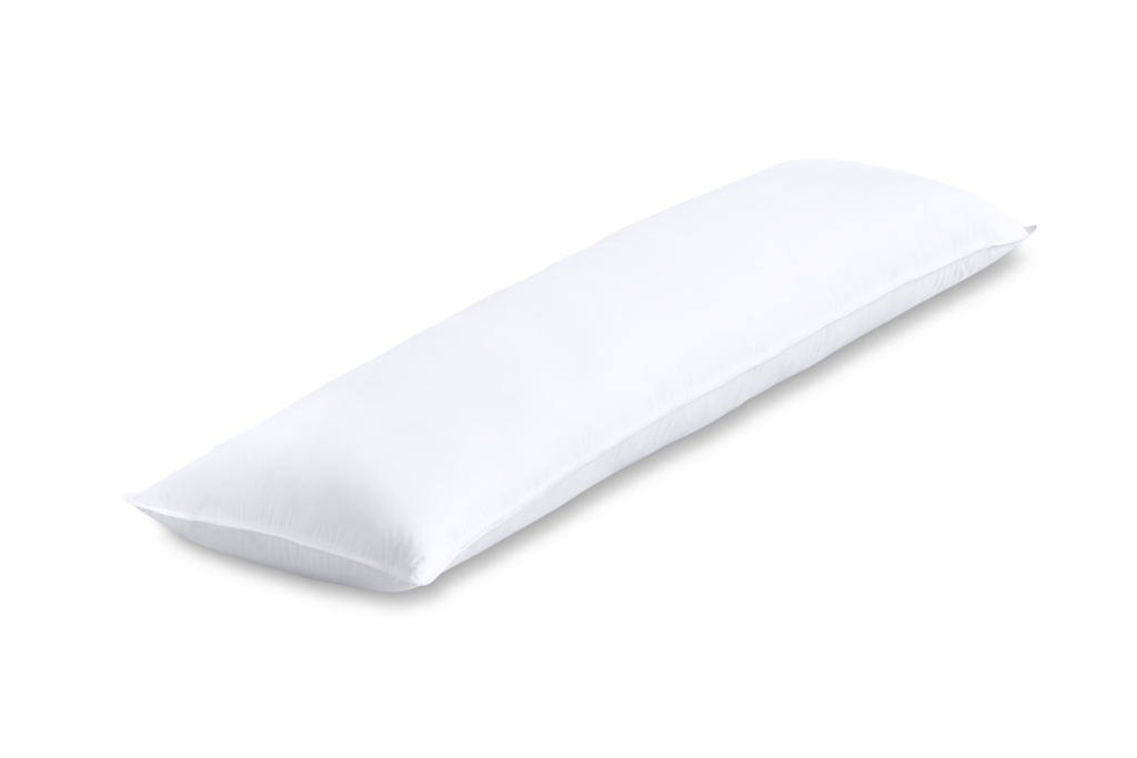 Ein langes, weißes Kirschkernkissen mit einer glatten Oberfläche, das gegen einen schwarzen Hintergrund liegt.