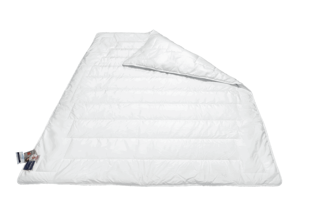 Weiße Bettdecke mit einem leicht geöffneten Rand, wodurch die Steppung sichtbar wird. Etiketten sind am unteren Rand angebracht.