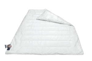 Weiße Bettdecke mit einem leicht geöffneten Rand, wodurch die Steppung sichtbar wird. Etiketten sind am unteren Rand angebracht.