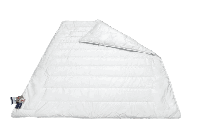 Weiße Bettdecke mit einem leicht geöffneten Rand, wodurch die Steppung sichtbar wird. Etiketten sind am unteren Rand angebracht.