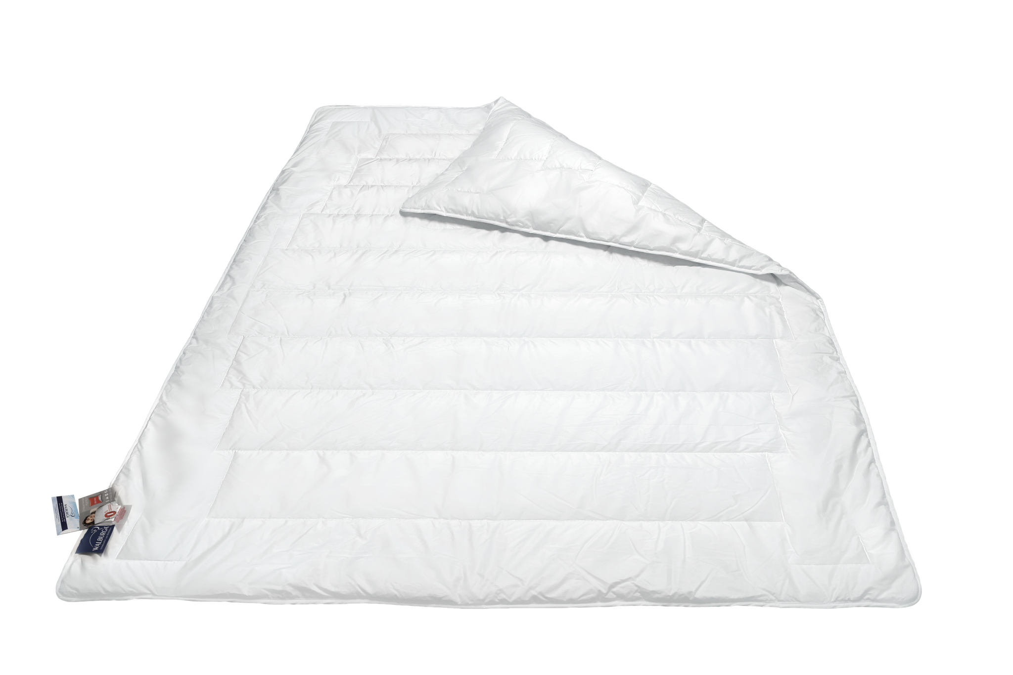 Weiße Bettdecke mit einem leicht geöffneten Rand, wodurch die Steppung sichtbar wird. Etiketten sind am unteren Rand angebracht.