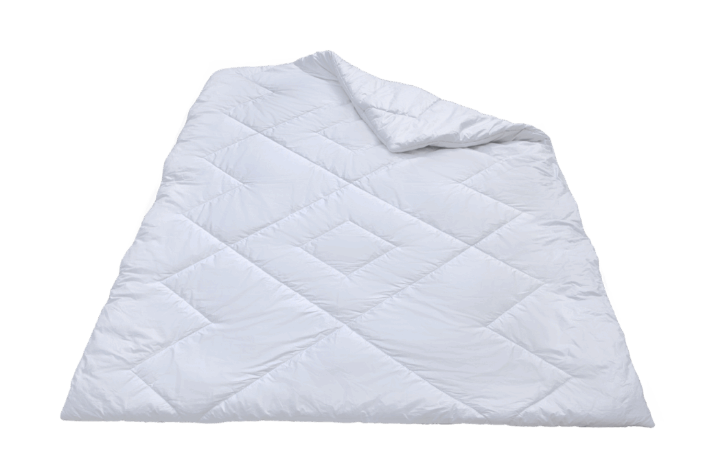 Eine weiße Steppdecke mit einem rautenförmigen Muster, teilweise gefaltet.