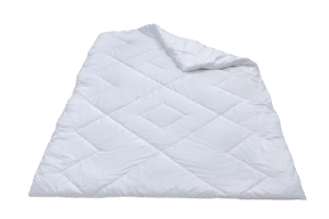 Eine weiße Steppdecke mit einem rautenförmigen Muster, teilweise gefaltet.