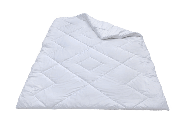 Eine weiße Steppdecke mit einem rautenförmigen Muster, teilweise gefaltet.