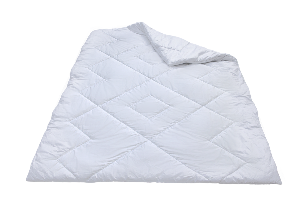 Eine weiße Steppdecke mit einem rautenförmigen Muster, teilweise gefaltet.