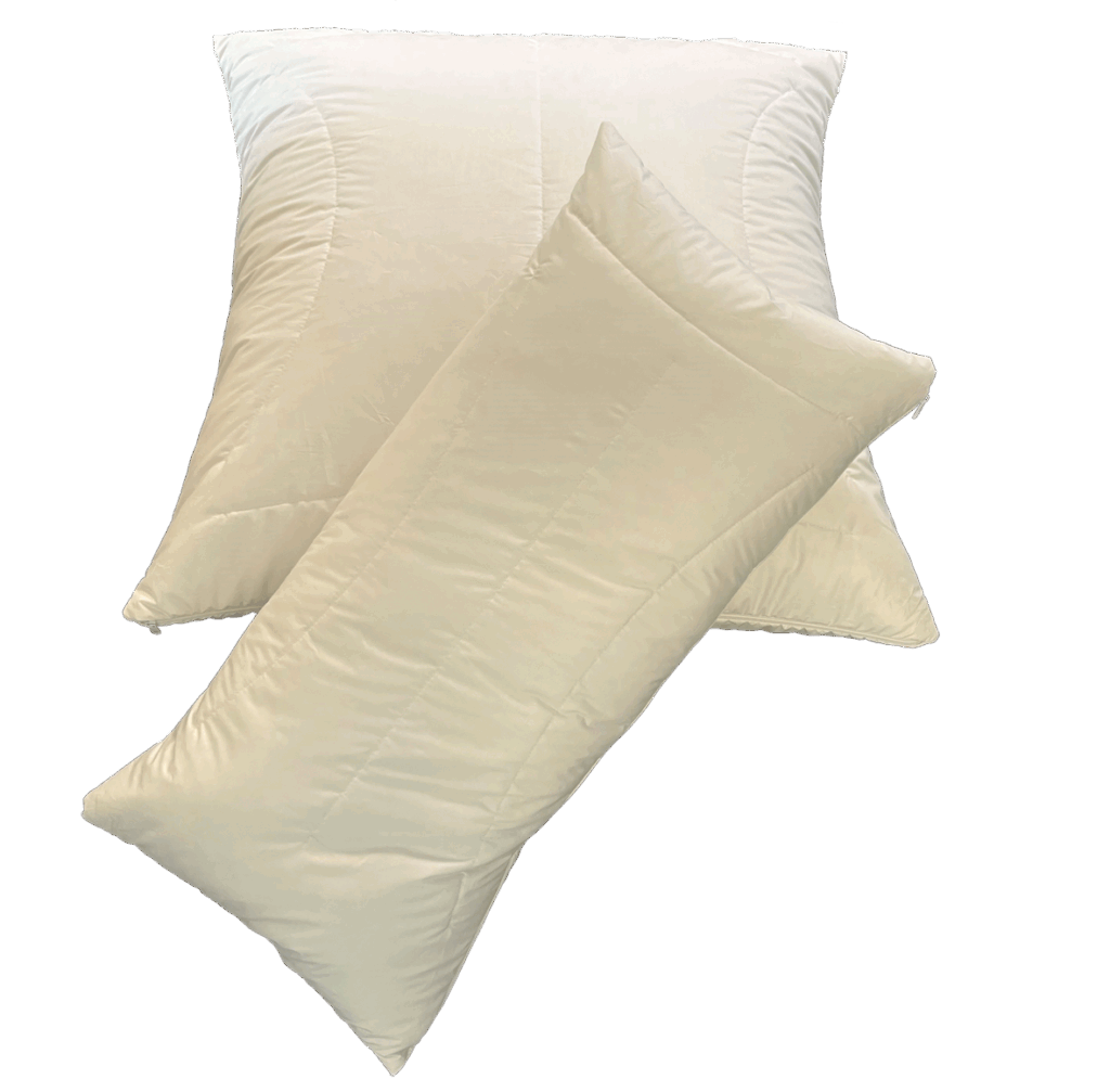 Zwei weiße Kissen, eines quadratisch und das andere rechteckig, liegen übereinander.