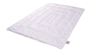 Eine weiße, gesteppten Bettdecke mit einem rechteckigen Muster auf schwarzem Hintergrund.