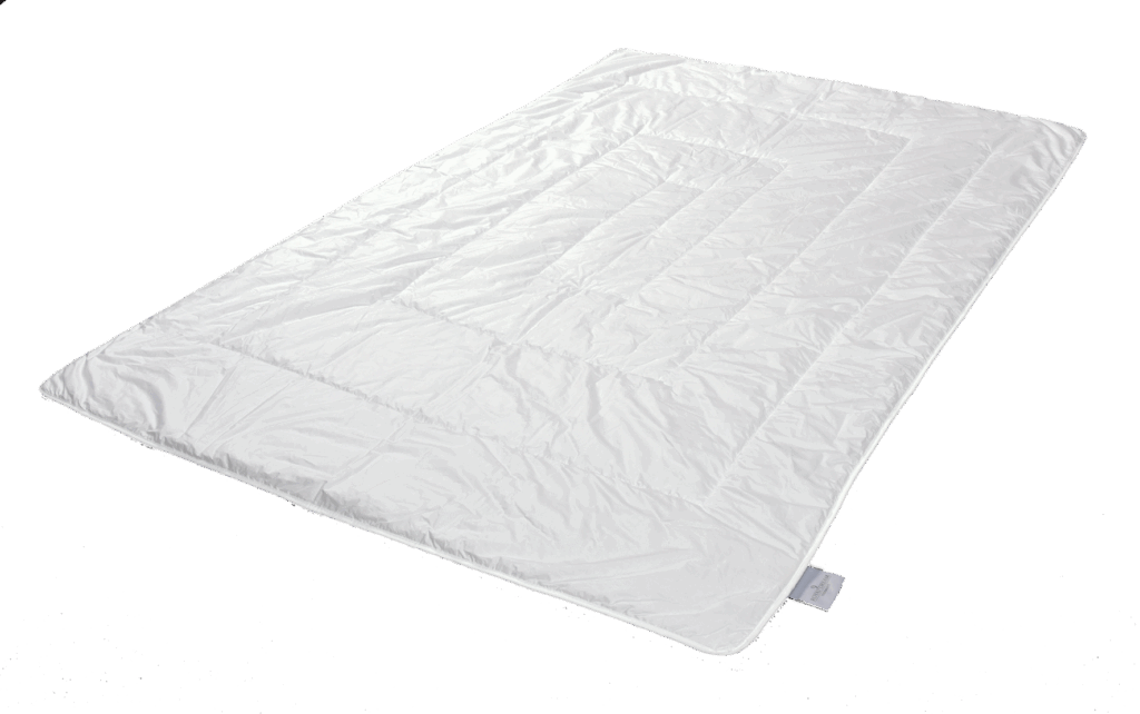 Weiße Steppdecke mit quadratischem Muster auf transparentem Hintergrund, liegend.