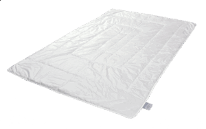 Weiße Steppdecke mit quadratischem Muster auf transparentem Hintergrund, liegend.