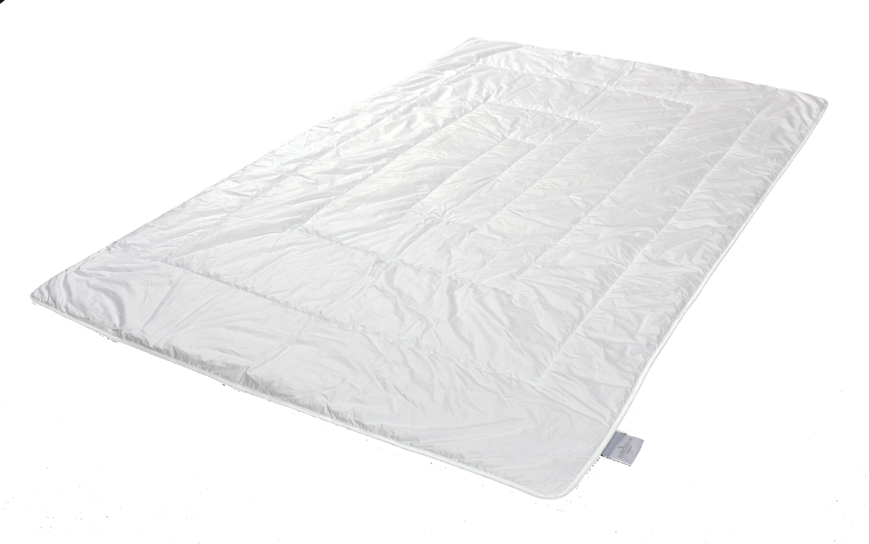 Weiße Steppdecke mit quadratischem Muster auf transparentem Hintergrund, liegend.