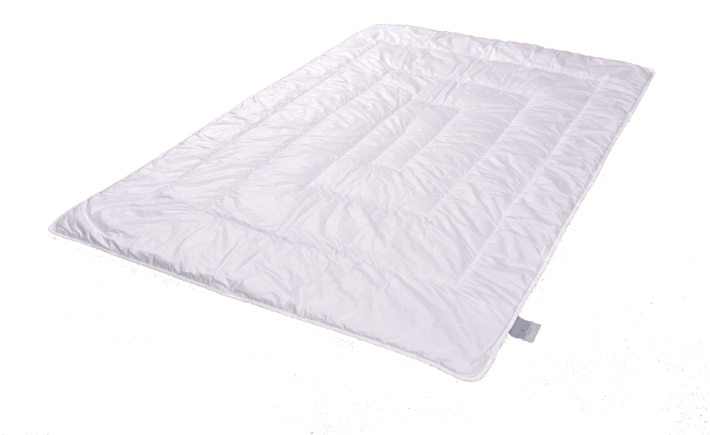 Eine weiße gesteppte Bettdecke auf einem neutralen Hintergrund.