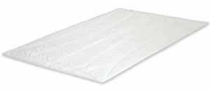 Weiße Bettdecke auf schwarzem Hintergrund, glatt und flach ausgebreitet.