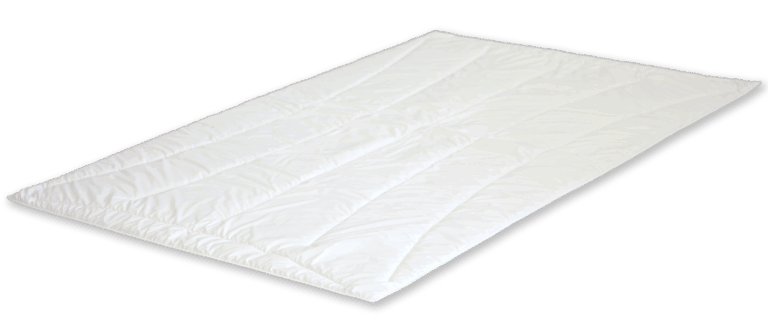 Weiße Bettdecke auf schwarzem Hintergrund, glatt und flach ausgebreitet.